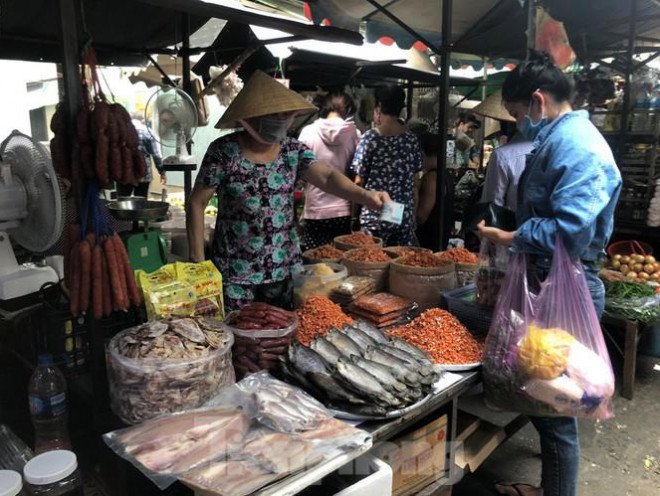 Nhiều loại tôm cá khô cũng có xu hướng giảm. Theo chia sẻ của tiểu thương, dù giá đã giảm mạnh trong mùa dịch COVID-19 nhưng người dân cũng không mấy mặn mà, bởi họ chủ yếu mua thực phẩm thiết yếu như; rau, thịt và cắt giảm chi tiêu những sản phẩm “ăn chơi” như các loại khô một nắng