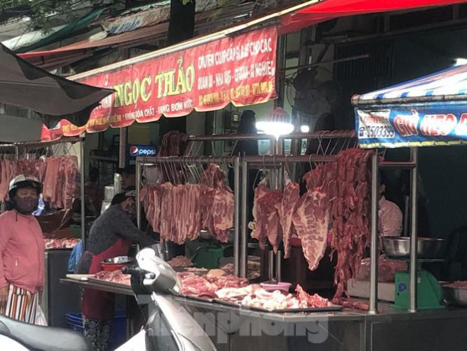 Thịt heo ê hề vẫn khá ít khách mua