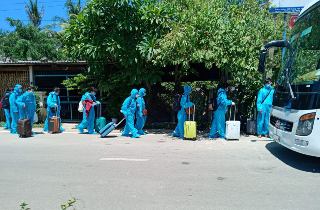 97 công dân về khu cách ly tập trung Trường Cao đẳng Việt Hàn. Ảnh: T.V.V