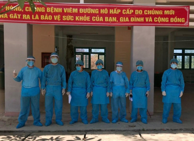 Những cán bộ, chiến sĩ tại khu cách ly tập trung Trường Cao đẳng Việt Hàn, cơ sở 3 (Thị xã Đức Phổ). Ảnh: T.V.V