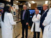 Thế giới - Dự án vắc-xin COVID-19: Điều bất ngờ tháng 10 cho Tổng thống Donald Trump