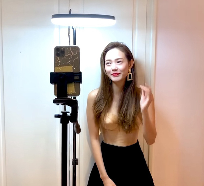 Ở nhà tránh dịch, Minh Hằng cũng không quên làm vlog cập nhật tình hình với người hâm mộ. Trong vlog quay tại nhà, cô chọn diện mẫu áo cup ngực màu nude mix cùng chân váy đơn giản. 
