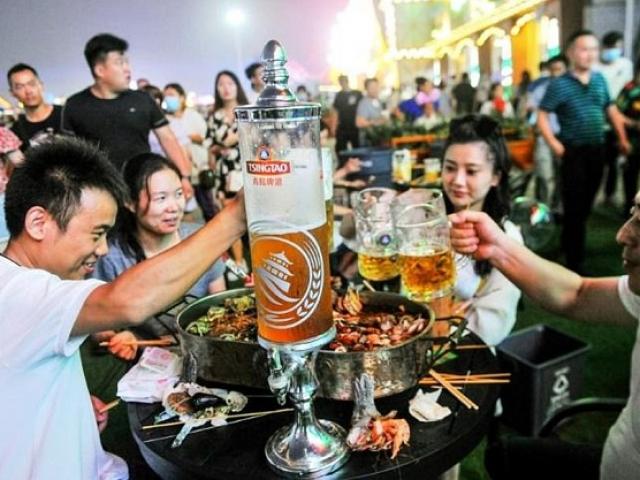 Thế giới - Người Trung Quốc tạm quên khẩu trang và Covid-19, tưng bừng mở hội bia