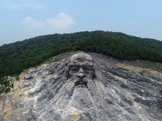Du lịch - Choáng với khuôn mặt khổng lồ giữa vách núi, lỗ mũi đã chứa tới 10 người
