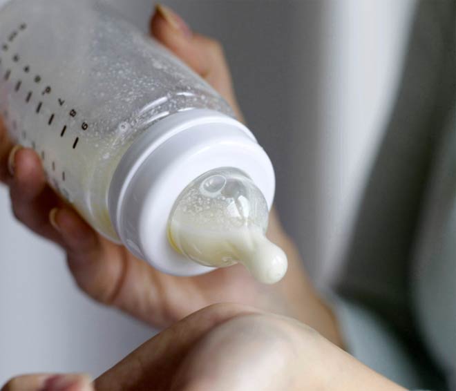 Nữ bác sĩ bơm thuốc diệt chuột dạng nước vào sữa cho cháu nội uống.&nbsp;(Ảnh minh hoạ)