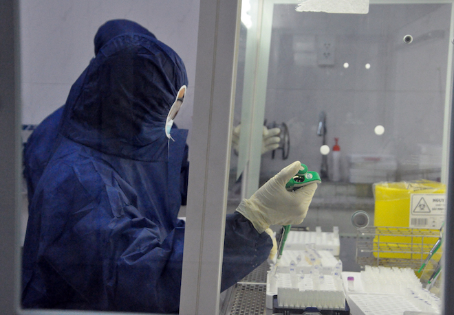 Các kỹ thuật viên đang làm xét nghiệm COVID-19 tại Trung tâm Kiểm soát bệnh tật tỉnh Đồng Nai.