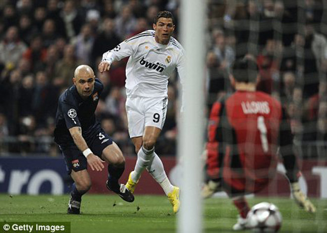 Ronaldo đến làng chài hẹn hò mỹ nữ, lo vận đen đấu “Sư tử” Cúp C1 - 6