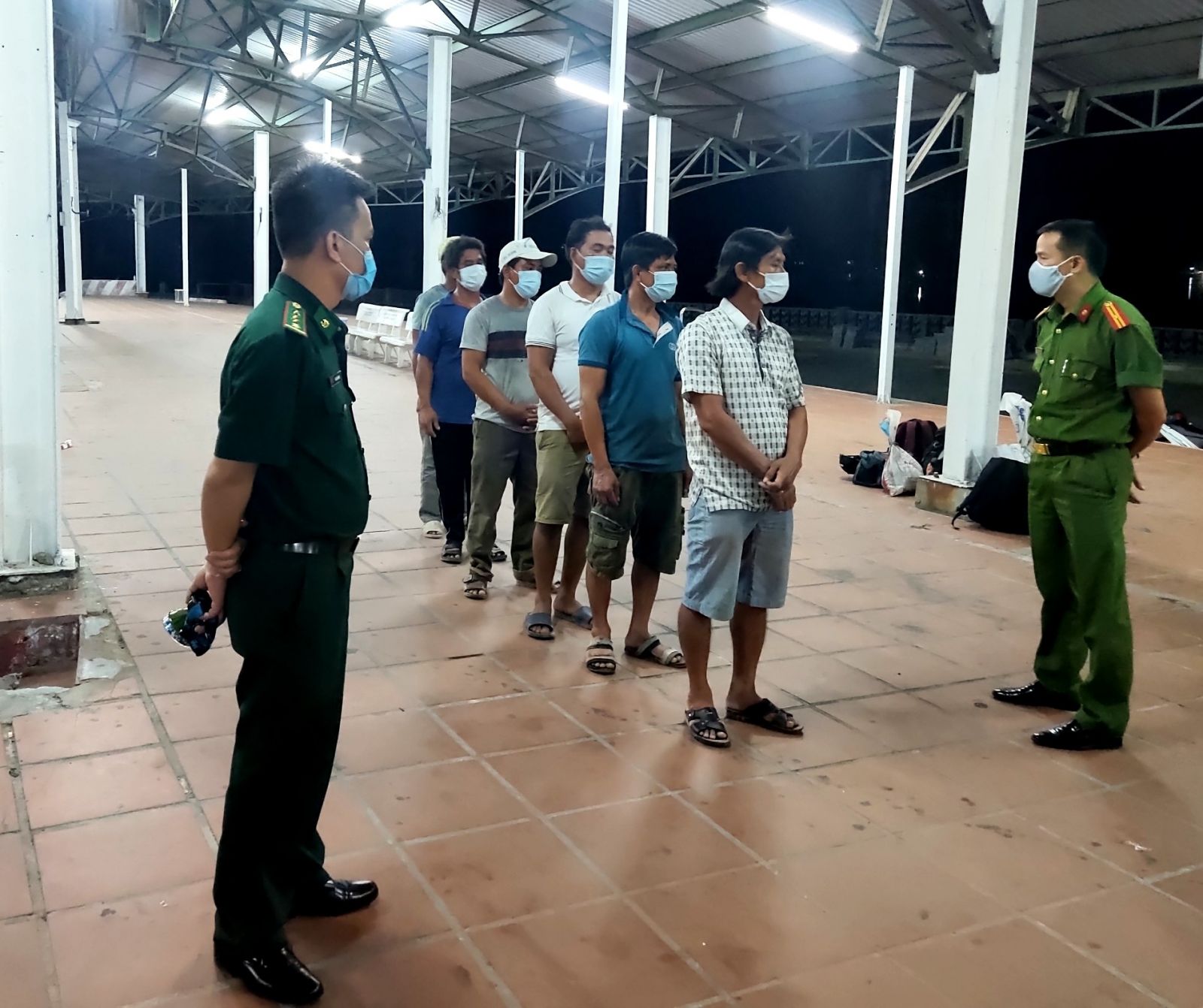 Lực lượng chức năng Thừa Thiên - Huế phát hiện 6 người trốn vùng dịch bằng đường biển. (Ảnh: Phong Bình)