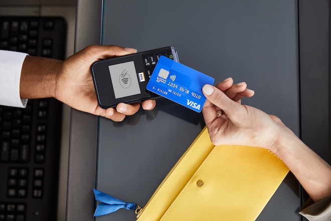 Thanh toán không tiếp xúc&nbsp;phương thức thanh toán mà người tiêu dùng chỉ cần chạm thẻ hoặc điện thoại lên máy đọc thẻ POS.