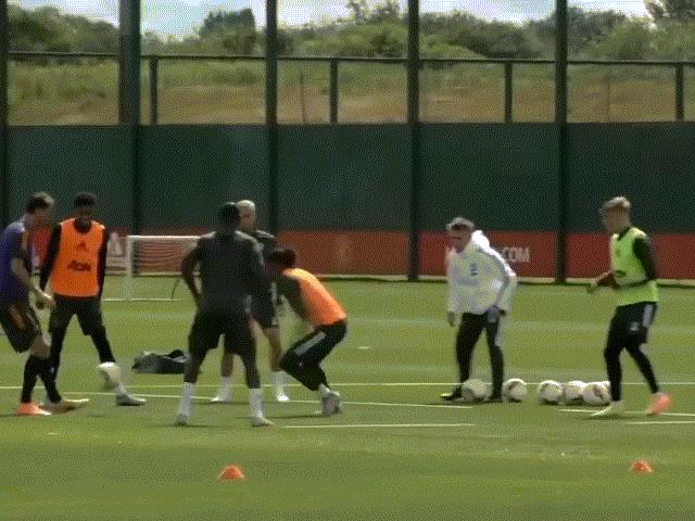 Media - Dàn sao M.U gây sửng sốt với màn đá ma nhanh chóng mặt