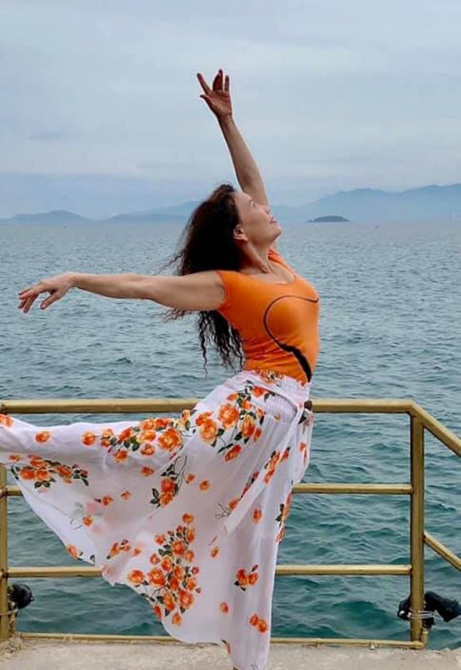 Trên trang cá nhân, mẹ Hà Hồ thường xuyên chia sẻ ảnh tập luyện yoga ở bất cứ địa điểm nào. Dù đi du lịch hay ở nhà, bà Ngọc Hương đều tự tin tâp những động tác yoga khó.
