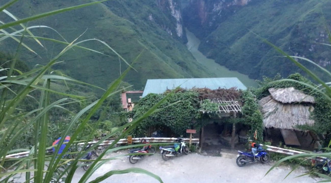 Khu vực mà Khanh đặt tên là Dong Van Bar Coffee.