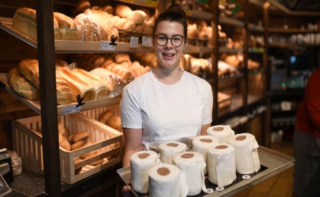 Tại Đức, khi nhìn thấy sự thiếu hụt hàng hoá ở siêu thị, một cửa hàng đã nghĩ ra ý tưởng hài hước nhằm cổ vũ tinh thần cho mọi người: tạo ra những chiếc bánh có hình… cuộn giấy vệ sinh. Mỗi ngày, cửa hàng bán được hơn 200 chiếc bánh và đảm bảo công việc của những người thợ làm bánh trong thời gian dịch COVID-19.
