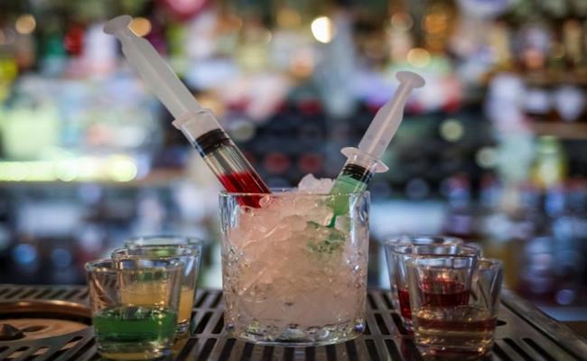 Một quán bar tại nước Nga đã sáng chế ra một loại cocktail đặc biệt mang tên virus Corona. Loại nước uống này được phục vụ với 2 ống tiêm y tế, 1 ống màu xanh lá cây tượng trưng cho virus Sars-CoV-2, ống màu đỏ tượng trưng cho thuốc giải.
