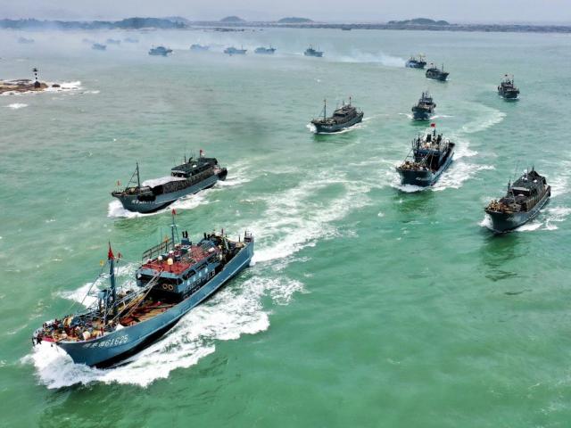 Thế giới - Đội tàu TQ đông chưa từng thấy gần quần đảo Ecuador: Cấm đánh bắt trong 3 tháng
