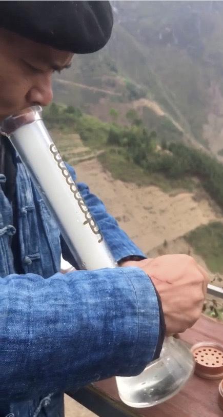 Khách hút cần sa tại Dong Van Bar Coffee.