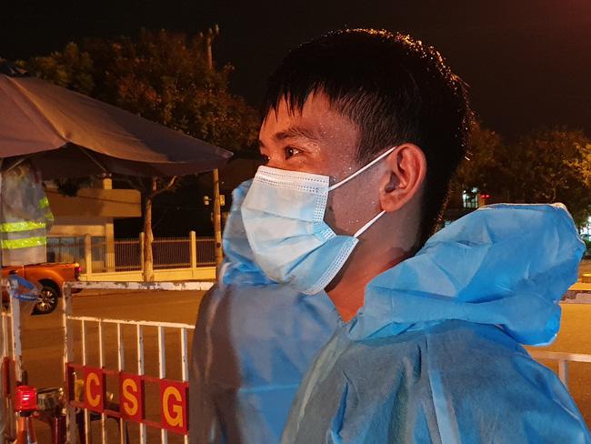 Mồ hôi nhễ nhại trong bộ đồ bảo hộ.
