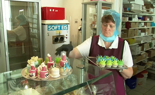 Một chủ tiệm bánh ngọt tại Đức đã sử dụng kỹ năng điêu luyện để tạo hình bánh kẹo theo hình dáng của… virus corona, nước khử trùng và khẩu trang. Không chỉ để kích thích vị giác và trí tò mò của khách hàng, đây còn là một phần nỗ lực của tiệm bánh nhằm duy trì công việc kinh doanh giữa mùa dịch đầy khó khăn.
