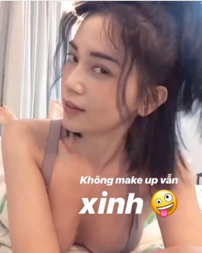 Vậy nhưng cũng có lần Sĩ Thanh đăng ảnh khoe mặt mộc không trang điểm nhưng dân tình lại quay sang nói về bộ trang phục có phần hở quá đà.
