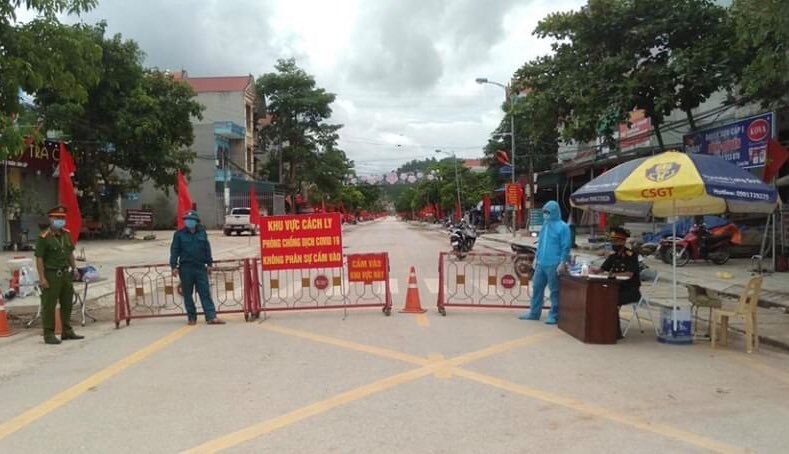 Lực lượng chức năng cách ly y tế nơi có ca nhiễm COVID-19 ở thị trấn Đình Lập, Lạng Sơn.