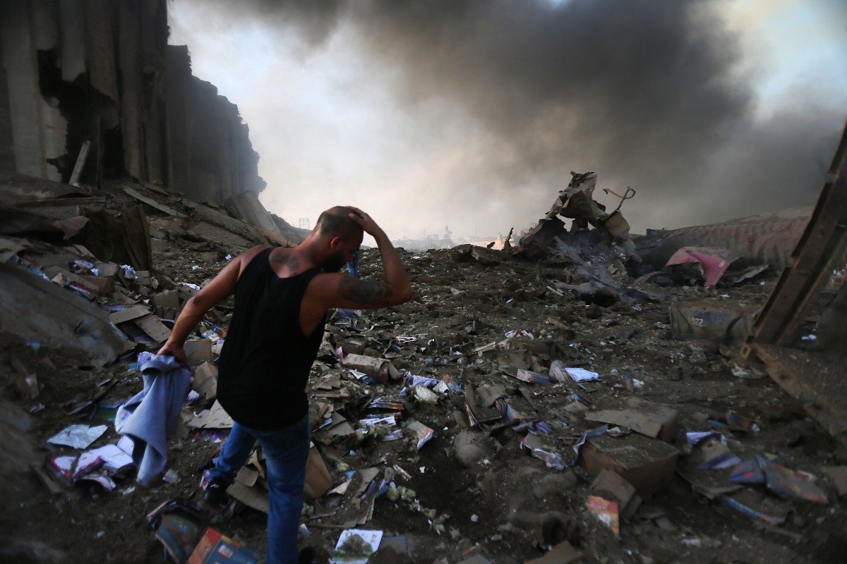 Cảnh tượng đổ nát tại nơi xảy ra vụ nổ kinh hoàng ở Beirut, Liban.