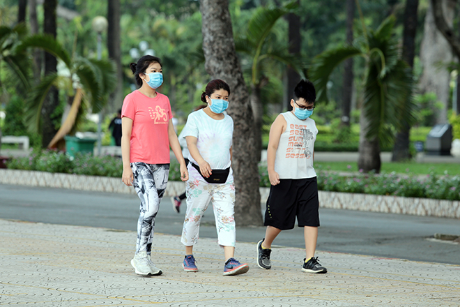 &nbsp;Người dân TP.HCM đeo khẩu trang trong sáng 5/8