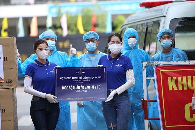Hệ thống TMV Ngọc Dung phối hợp với Báo Công an Nhân dân tiến hành trao tặng 7.000 bộ đồ bảo hộ y tế cho 7 Bệnh viện tại thành phố Đà Nẵng vào sáng 5/8.
