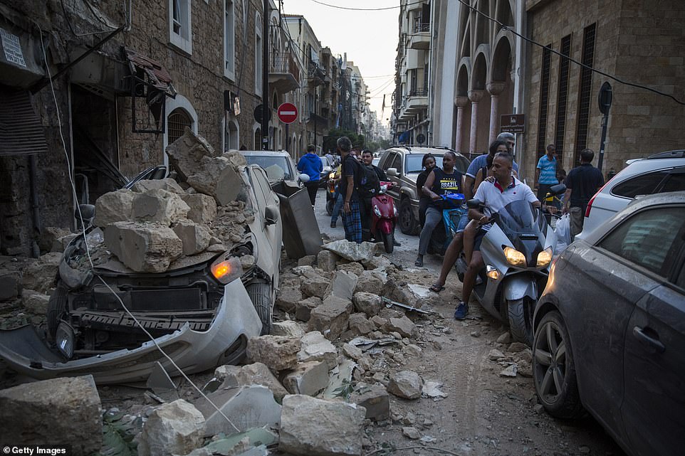 Vụ nổ phá hủy nhiều tài sản, đồ đạc và công trình ở thủ đô Beirut. Ảnh: Getty, EPA