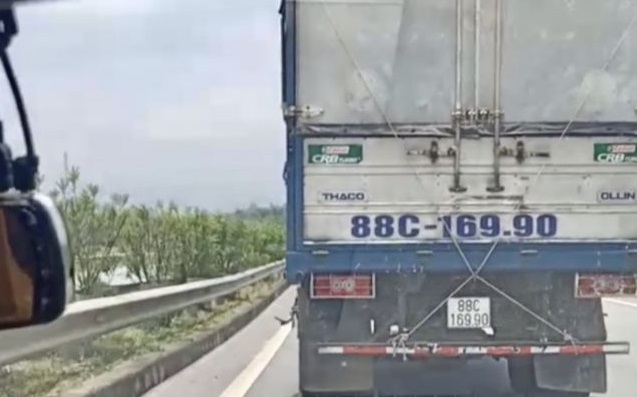 Chiếc xe tải không nhường đường cho xe ưu tiên trên cao tốc Nội Bài – Lào Cai.