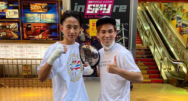 Yuta Matsuyama (trái) thần đồng võ thuật 16 tuổi của Nhật Bản