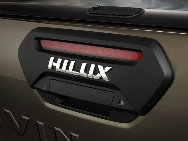 Toyota Hilux facelift xuất hiện đầy dũng mãnh, nhiều trang bị tối tân - 5
