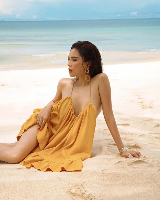 Mỹ nhân Việt không ít lần khiến công chúng phải tò mò vì những bộ hình gợi cảm. Nhưng đôi khi trang phục cắt xẻ táo bạo hay cách tạo dáng phá cách cũng có thể trở thành &#34;con dao hai lưỡi&#34; nếu không để ý vì dễ hớ hênh. Mới đây, hoa hậu Kỳ Duyên diện chiếc váy vàng sexy thả dáng trên bãi cát. Trang phục khoe được vẻ đẹp hình thể, nhất là vòng một của người đẹp.
