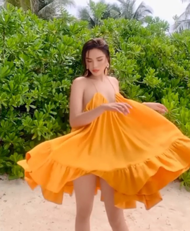 Tuy nhiên trong một pha mải mê tạo dáng chụp hình, chiếc váy được hất cao khiến nhiều người thót tim thay cho khổ chủ.
