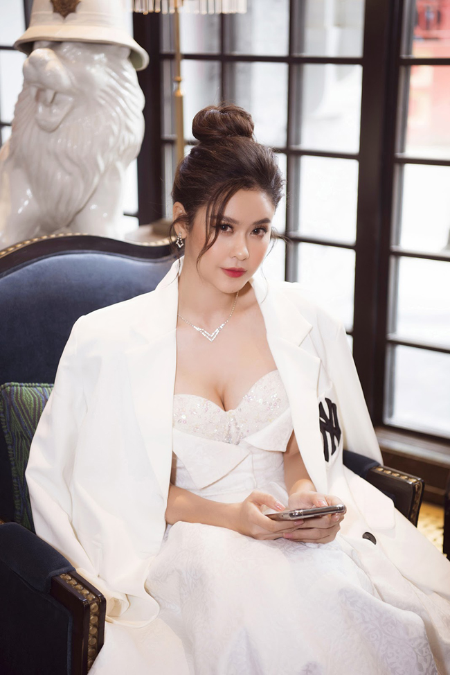 Trương Quỳnh Anh chăm diện đồ gợi cảm từ trong đời thường đến công việc.
