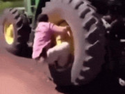 Ngắm xe - Video: Những pha bẻ lái &quot;đi vào lòng người&quot; của tài xế xe tải