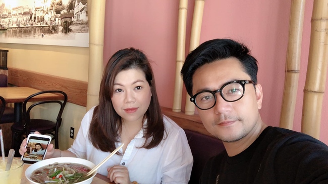 Vợ chồng Trương Minh Cường cùng đi ăn tại một nhà hàng ở Mỹ. Đây là lần đầu tiên sau ồn ào ly hôn, tài tử 'Jang Dong Gun Việt Nam' cùng bà xã doanh nhân Thu Huyền cùng lộ diện trước ống kính.
