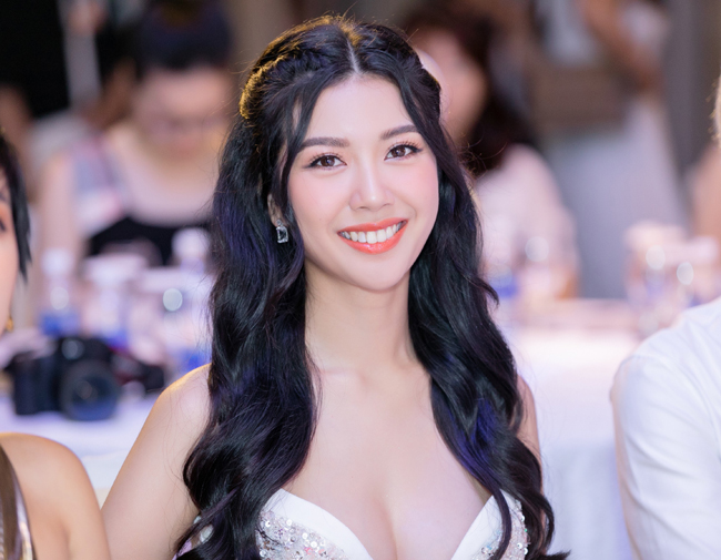Dù vậy người đẹp&nbsp;giành chiến thắng giải thưởng&nbsp;Best Social Media này vẫn chứng minh nhan sắc, tài năng mới là điểm quan trọng, sự cố vô tình có thể xảy ra và được khán giả chấp nhận.
