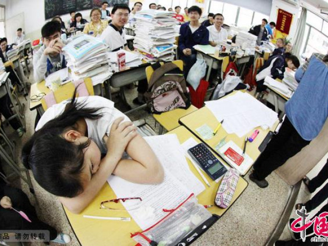 Bạn trẻ - Cuộc sống - Dọn bàn học của con gái vừa đỗ đại học, mẹ "đứng hình" khi thấy thứ này trong ngăn kéo