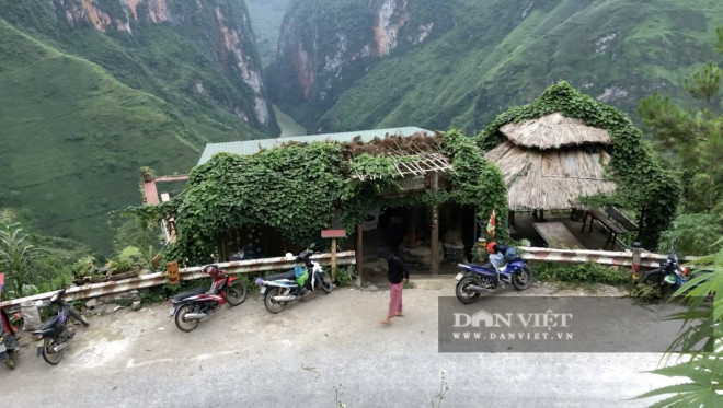 Dong Van Bar Coffee được coi là "lữ quán" mà Khanh rất tự hào. Các "khách hàng" của tour do Khanh tổ chức vừa có thể thưởng ngoạn cảnh đẹp hùng vỹ nơi đây và dùng chất kích thích do Khanh cung cấp.