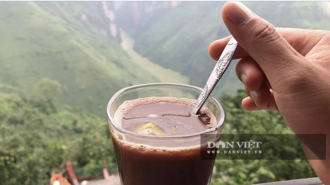 Khanh khoe về công dụng gây phê đặc biệt của bơ xi bi đi và có ship cho "bạn chơi" thu tiền. Với nhiều loại "hàng", khi livestream Khanh nói thẳng: "Chuyển cho chú" thì "công an bắt chết".