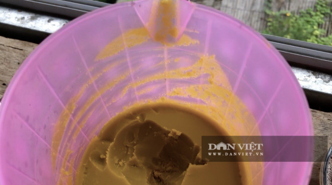 Cảnh dùng bơ CBD tại quán của Khanh ở lưng đèo Mã Pí Lèng.