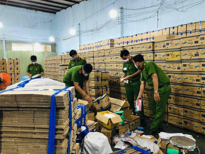 Phòng Cảnh sát Kinh tế, Công an TPHCM chủ trì, phối hợp với lực lượng an ninh của Bộ Công an vừa triệt xóa một đường dây chuyên tổ chức sản xuất, kinh doanh găng tay y tế giả với số lượng lớn để bán cho các đối tượng xuất khẩu ra nước ngoài thu lợi bất chính.