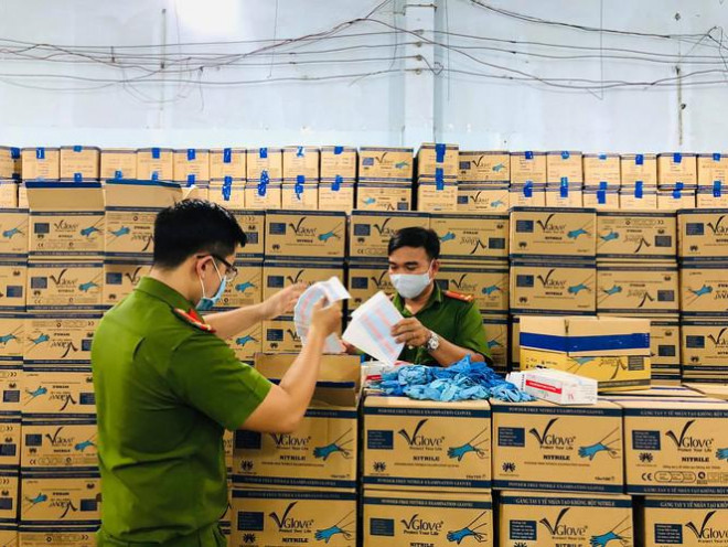 Tiến hành kiểm tra căn nhà số 951/22 đường Hương Lộ 2, phường Bình Trị Đông A, quận Bình Tân, Phòng Cảnh sát kinh tế phối hợp với lực lượng An ninh - Bộ Công an phát hiện có 32 công nhân đang sàng lọc, đóng thùng găng tay từ bao tải lớn vào từng hộp, thùng có nhãn mác giả danh các công ty có thương hiệu nổi tiếng về găng tay y tế.