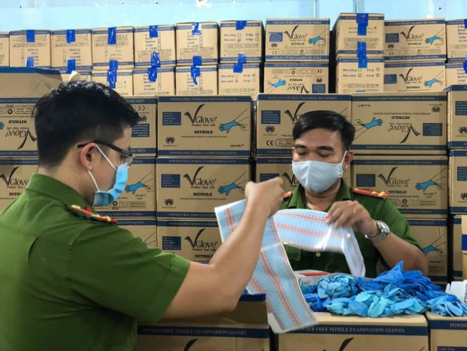 Qua quá trình trinh sát, lực lượng chức năng phát hiện Thạch Thị Hoa - Giám đốc công ty TNHH sản xuất thương mại Thiết bị TTH, có địa chỉ tại 71/2/21 Nguyễn Bặc, phường 3, quận Tân Bình có hành vi cầm đầu, chỉ đạo tổ chức sản xuất, kinh doanh găng tay y tế giả các thương hiệu nổi tiếng, với số lượng lớn để bán cho các đối tượng xuất khẩu ra nước ngoài.