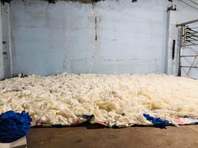 Bước đầu, các đối tượng khai nhận hoạt động từ giữa tháng 7 đến nay và đã tuồn ra thị trường 180 thùng găng tay y tế giả để thu lợi bất chính.