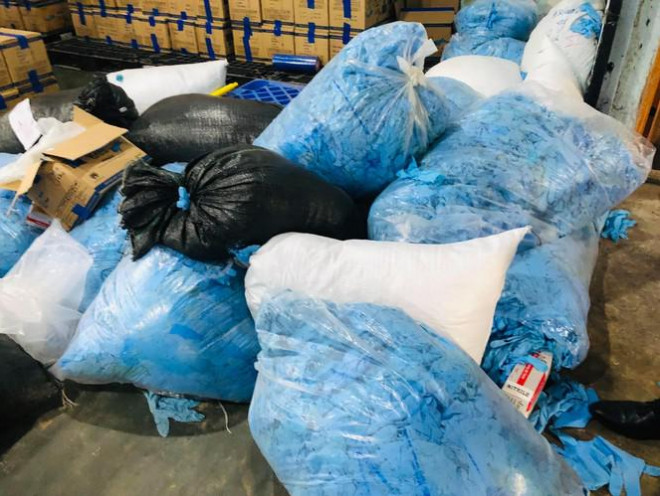Mở rộng khám xét các địa điểm liên quan, cơ quan chức năng còn thu giữ thêm nhiều tài liệu, phương tiện, máy móc liên quan đến đường dây sản xuất găng tay giả nói trên.