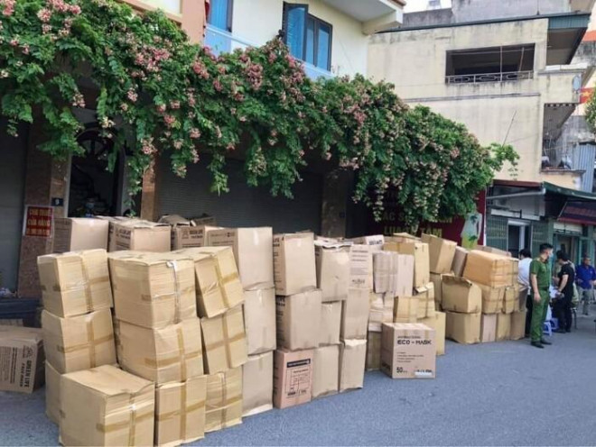 Hàng trăm thùng hàng không rõ nguồn gốc được tập kết tại Hà Đông (Hà Nội) bị lực lượng QLTT thu giữ ngày 30/7. Ảnh: CAND.
