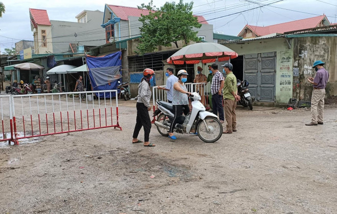 Chốt kiểm soát dựng trên đường 4C để kiểm soát người ra vào thôn Nam Bắc, phường Quảng Vinh, TP Sầm Sơn