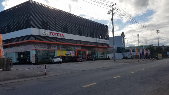 Phía trước showroom ô tô, nơi xảy ra vụ cướp