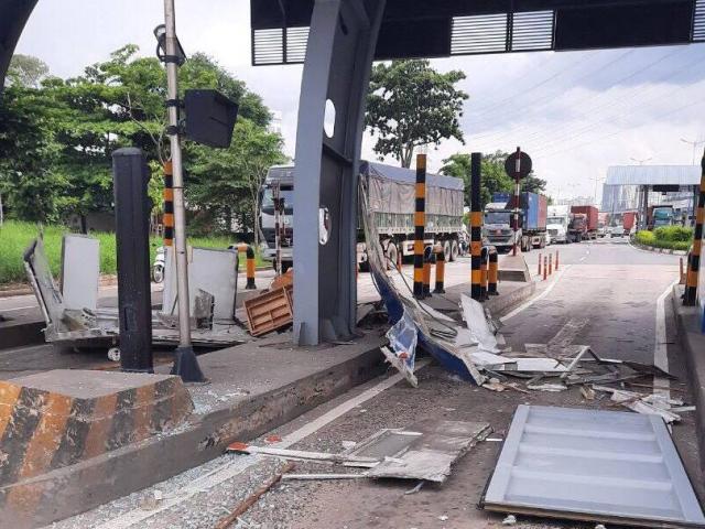 Tin tức trong ngày - Cabin trạm thu phí vỡ tan tành sau khi xe container chạy qua
